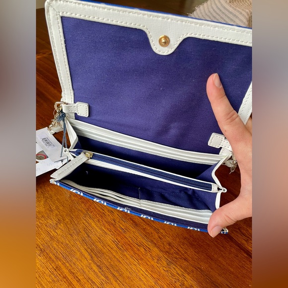 Dooney & Bourke Chicago Cubs MLB Crossbody Wallet NWT - Picture 4 of 13